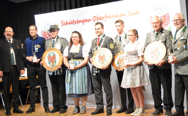 2023 Gau-Könige mit Gau-Standarte beim Bezirksschützentag in Bamberg
